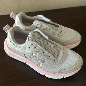 - New Under Armour Charged Assert 10 girls running shoe size 4.5Y